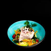 Gedünstetes Welsfilet, auf Kartoffelpüree mit Kirsch-tomaten-Knoblauch-Gemüse und Petersilien-Mango-Salsa